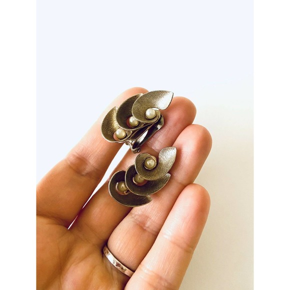 VTG Flower 2D Gold Tone Clip On Earrings - Picture 6 of 9